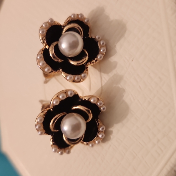 🌻 SALE 4 FOR $25! Flower Pearl Earrings Studs - Picture 1 of 3